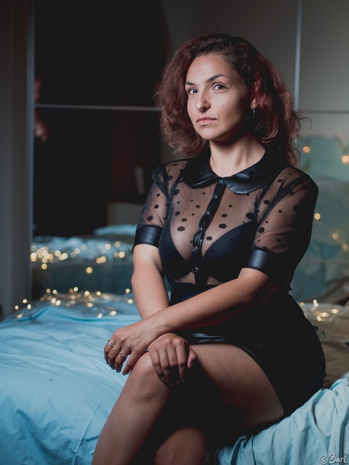 Cabine d’essayages – Test d’une robe sexy Noir Handmade